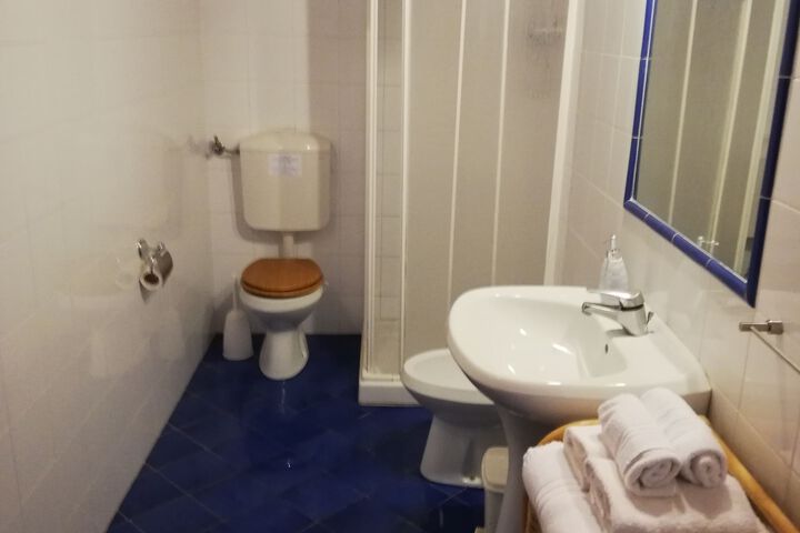 Room 2 of 35