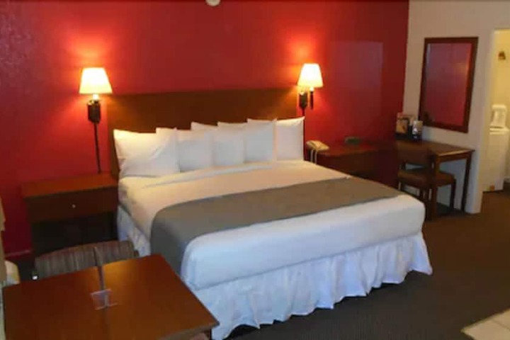 Room 10 of 28