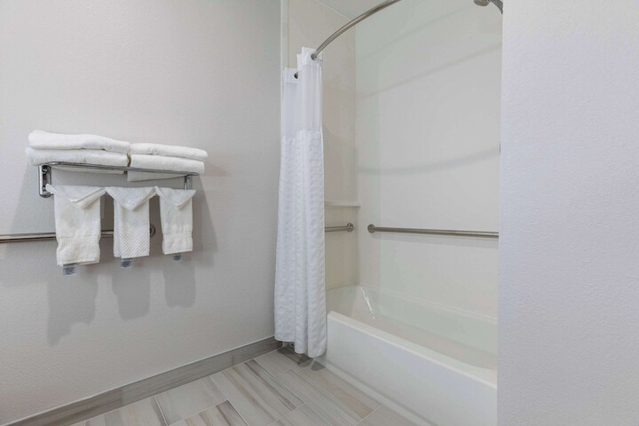 2 Queen Beds (6 of 8)