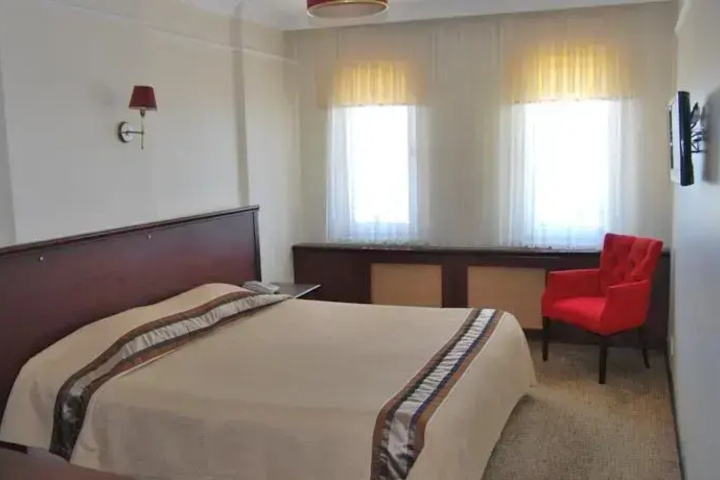 Room 4 of 9