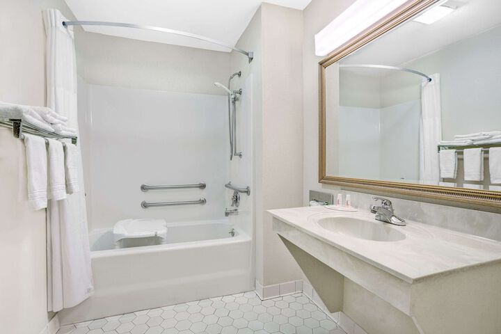 2 Queen Beds Accessible (8 of 12)