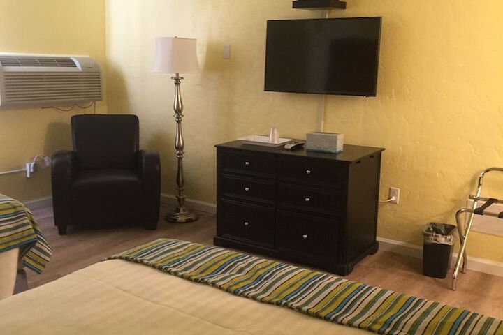 Room 4 of 33