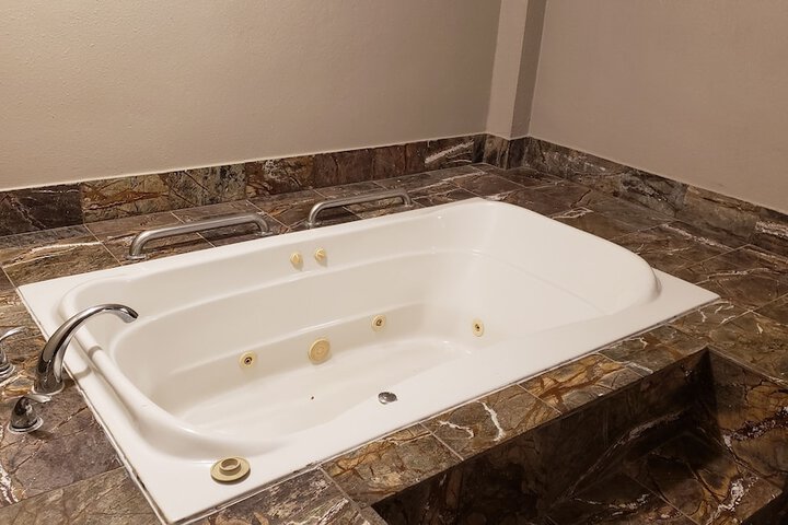 Jetted tub