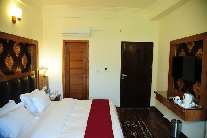 Room 50 of 76