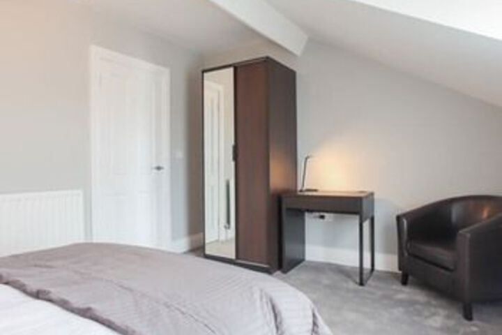 Room 4 of 18