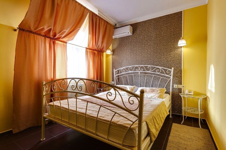 Room 13 of 20