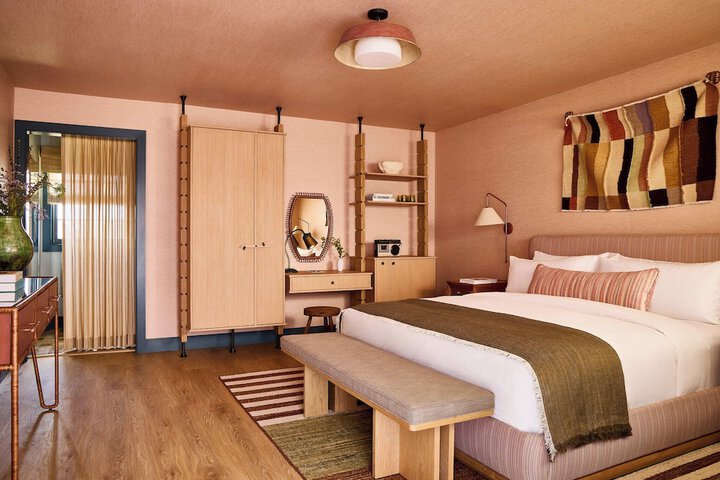 Room 6 of 13