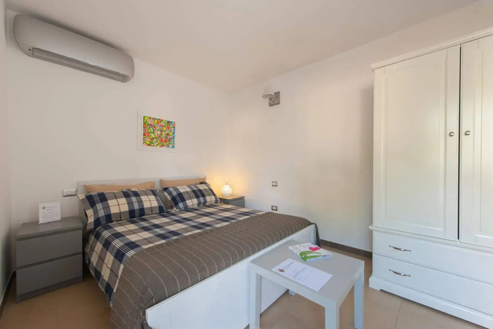Room 5 of 16