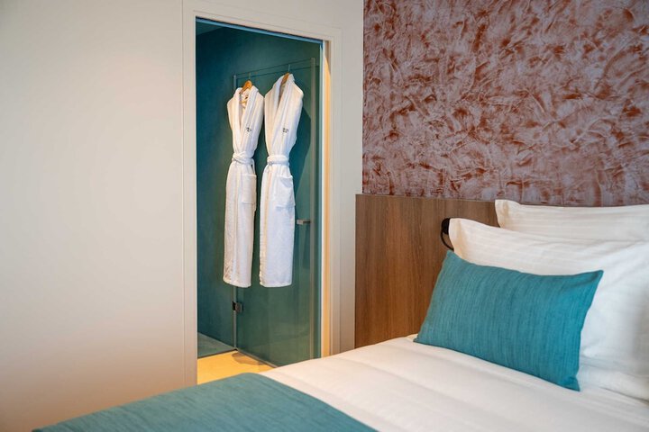 Room 10 of 33