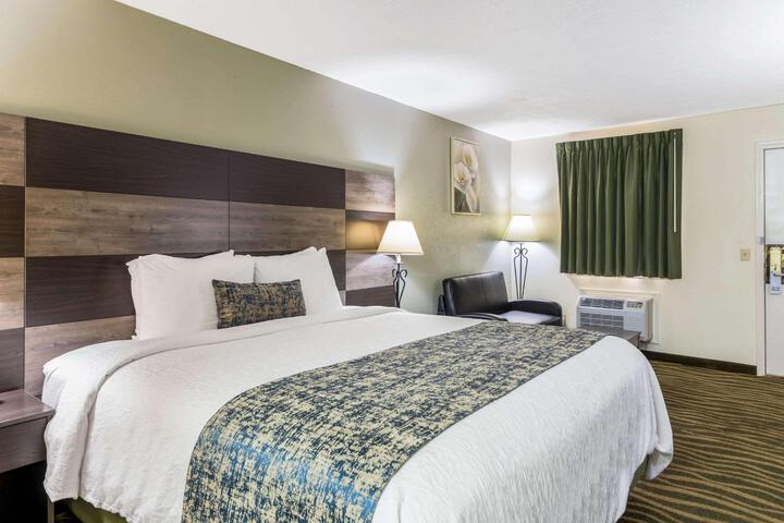 1 King Bed (1 of 4)