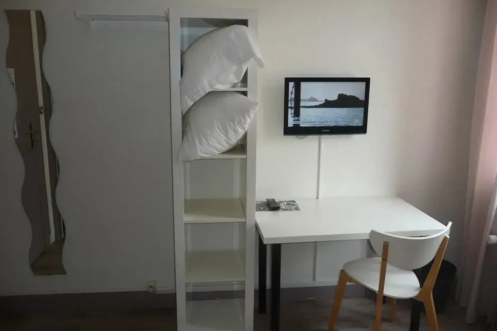 Room 5 of 13