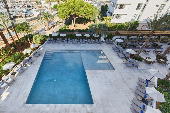 Hotel Pool