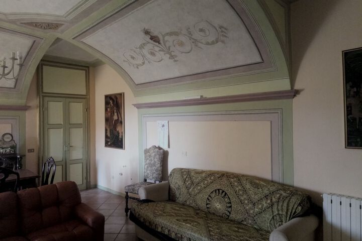 Room 10 of 32