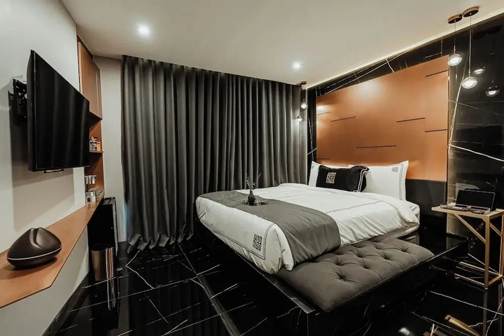 Room 2 of 20