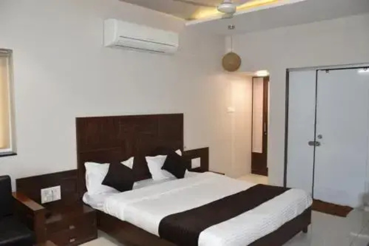 Room 5 of 9