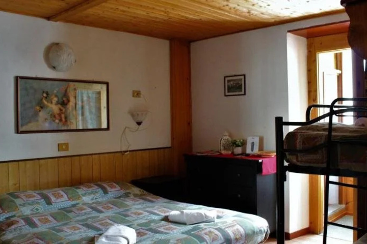 Room 4 of 12