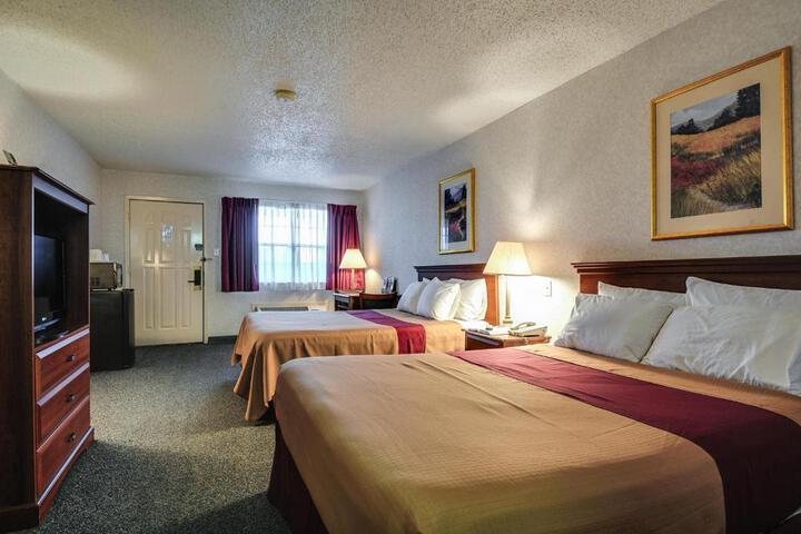 2 Queen Beds (7 of 7)