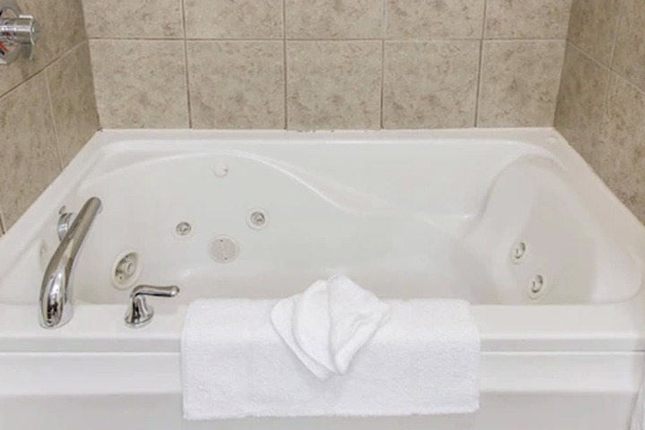 Jetted tub