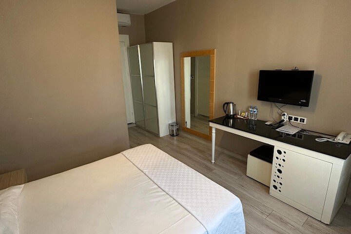 Room 25 of 77