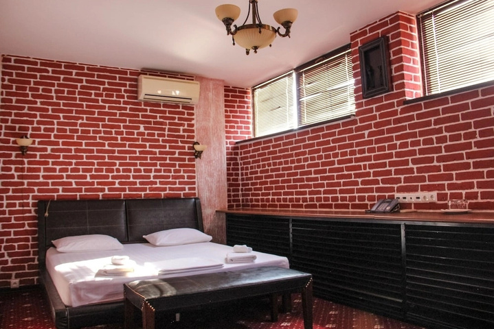 Room 6 of 17