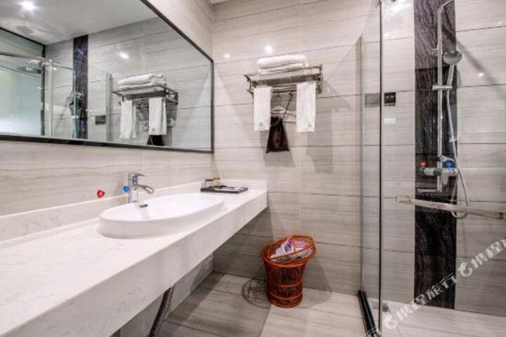 A hotel qujing brahman