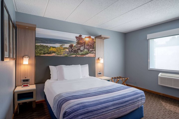 1 Queen Bed Mobility Accessible (8 of 15)
