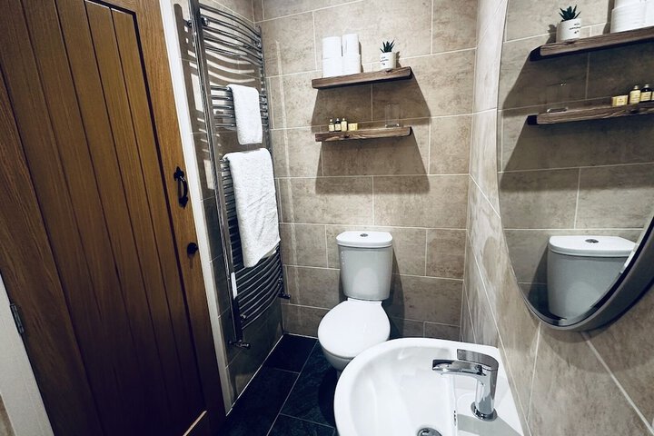 Room 4 of 16