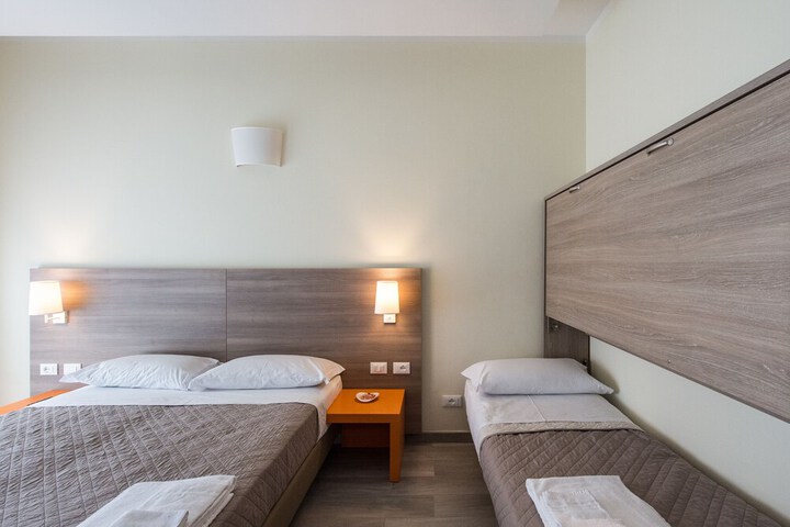 Room 4 of 34