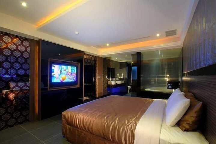 Room 12 of 107