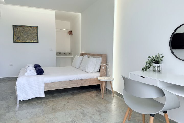 Room 4 of 73