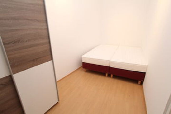 Room 7 of 33
