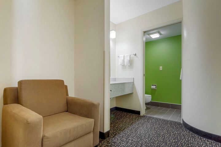Room 25 of 37