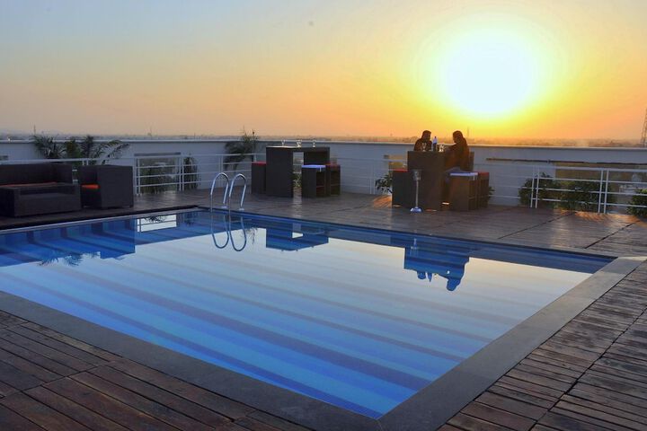 Pool Hotel