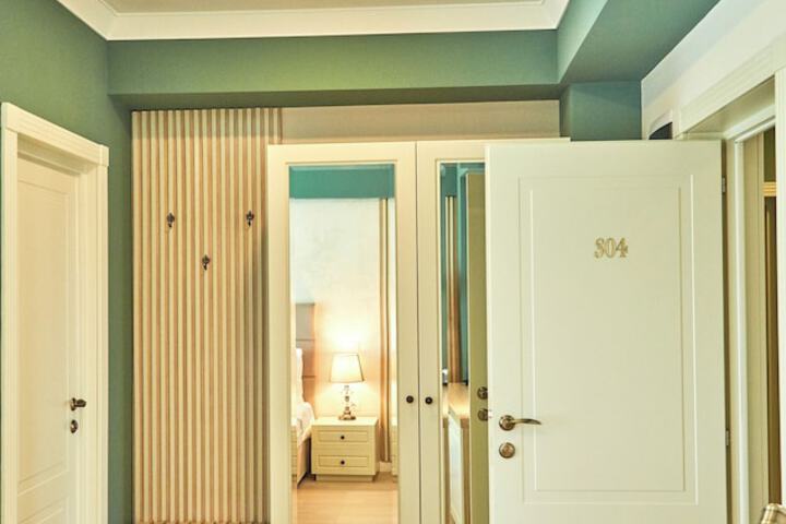 Room 32 of 100