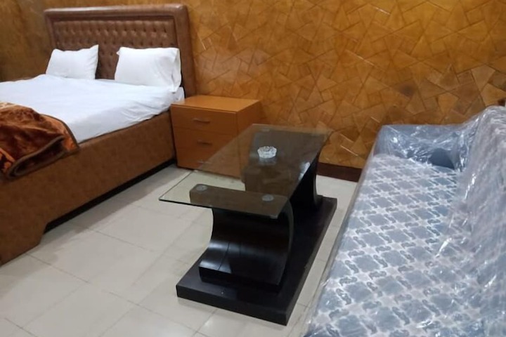 Room 5 of 10