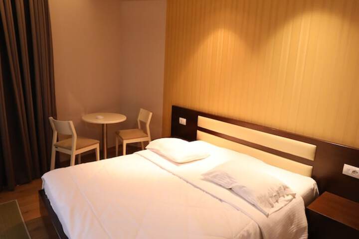 Room 28 of 86
