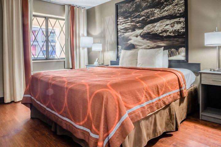 1 King Bed (6 of 11)