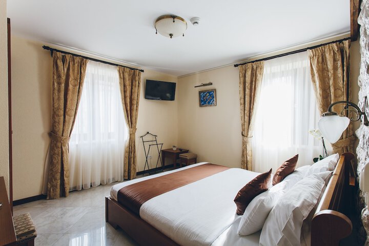 Room 4 of 72
