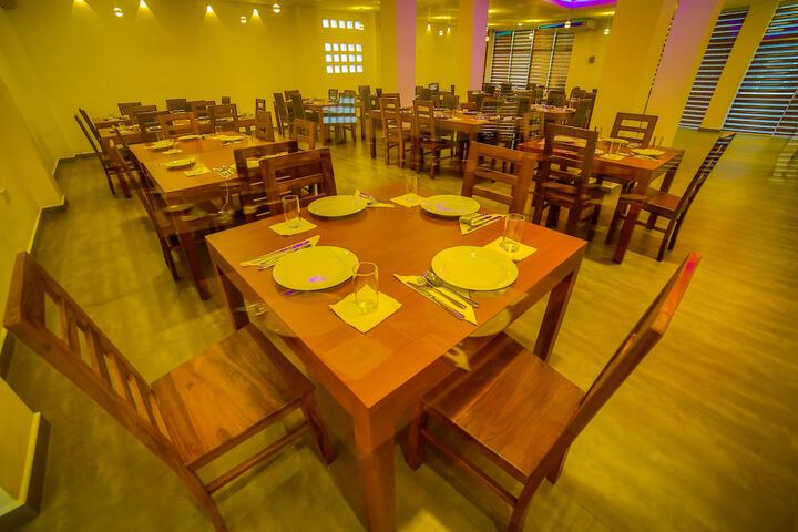 Dining 8 of 9