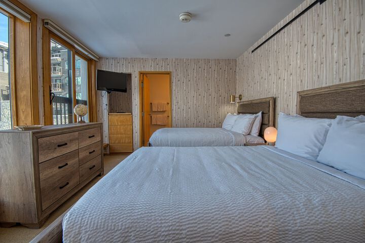 Room 14 of 215