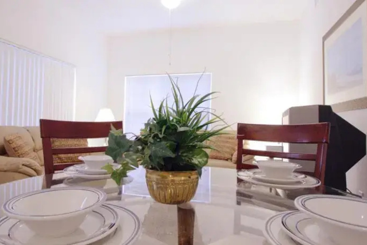 Dining 15 of 18