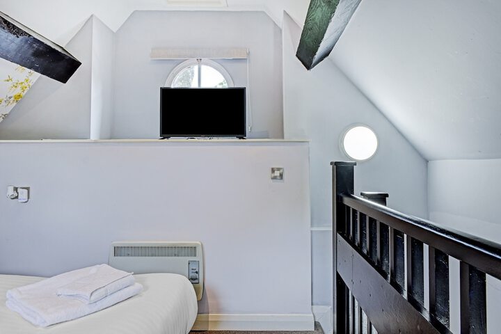 Room 12 of 37