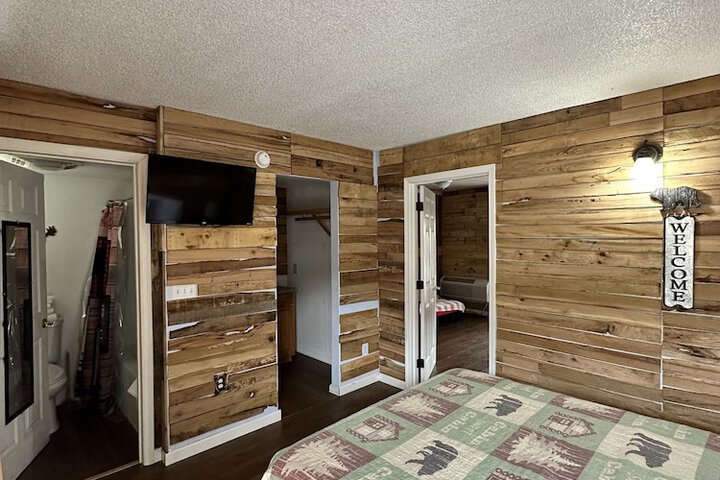 1 Queen Bed (5 of 24)
