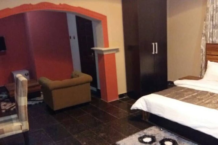 Room 8 of 16