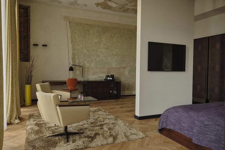 Room 27 of 183