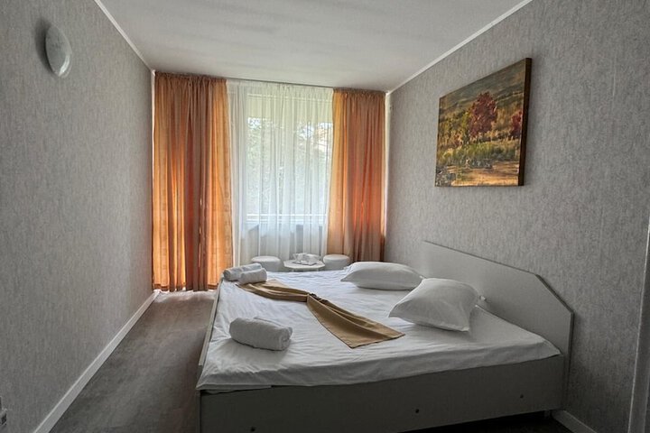 Room 7 of 9