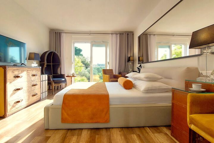 Room 15 of 121