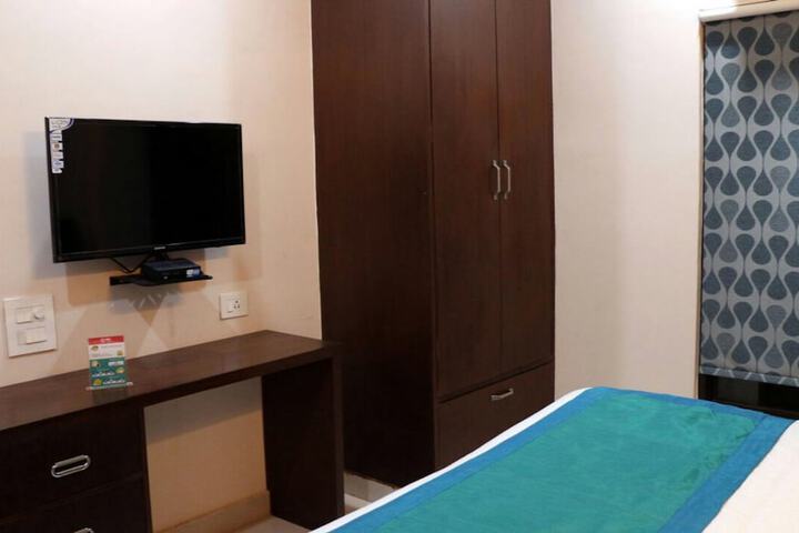 Room 6 of 15