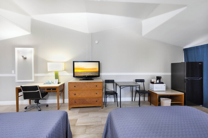 Classic Room with 2 Queen Beds (3 of 15)