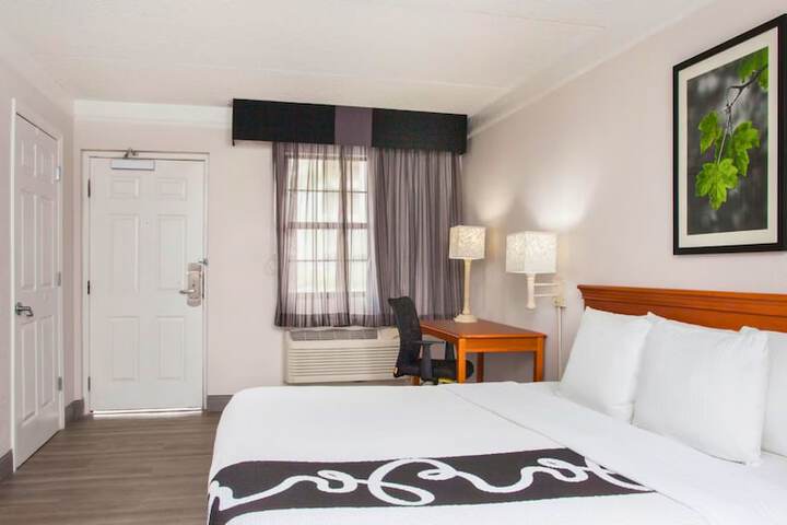 1 King Bed (6 of 7)